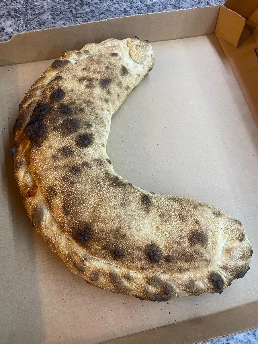 Calzone Angely en pizzería de Vilanova