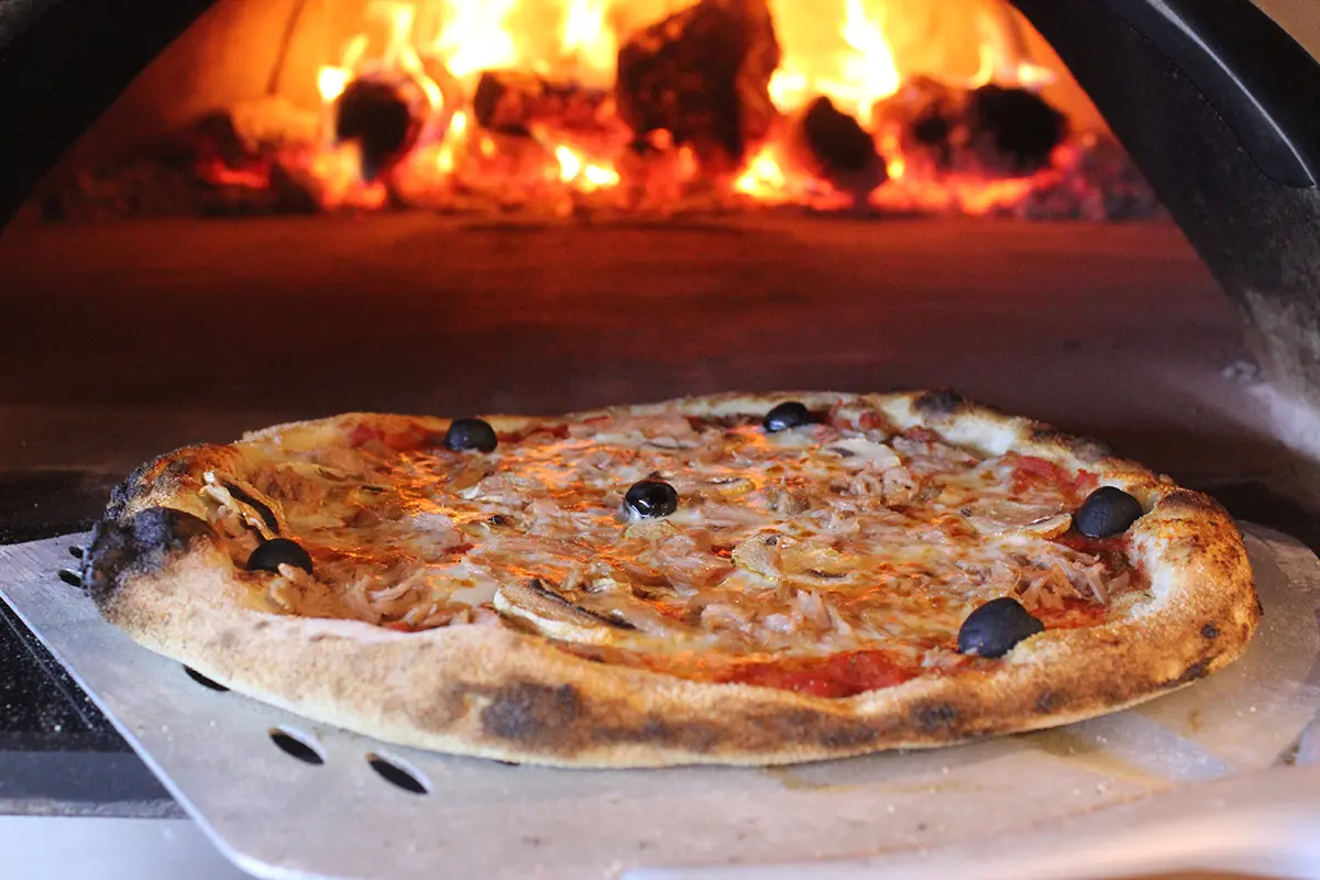 Pizza de atún en pizzería de Vilanova i la Geltrú