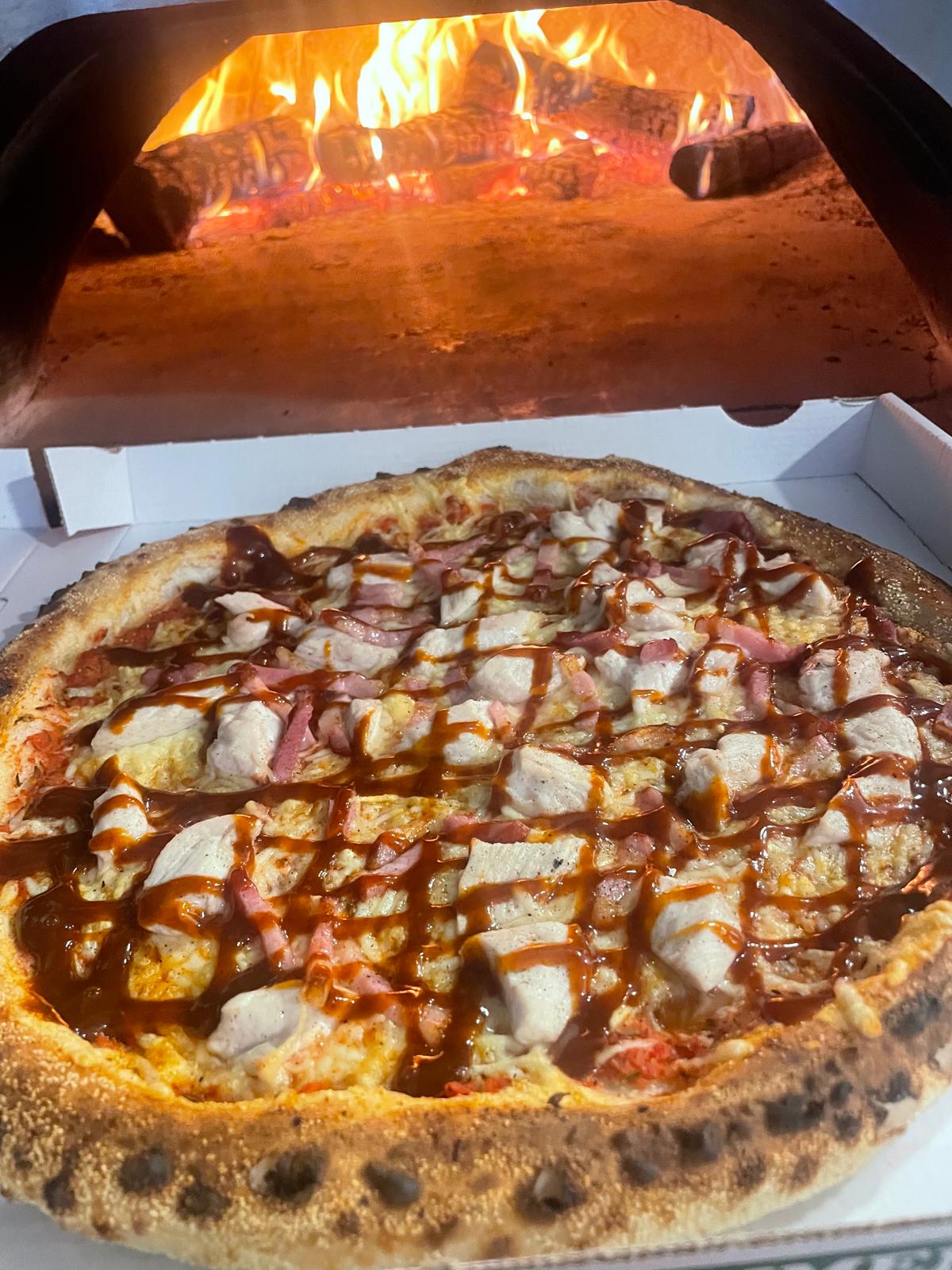 Pizza barbacoa en pizzería de Vilanova i la Geltrú