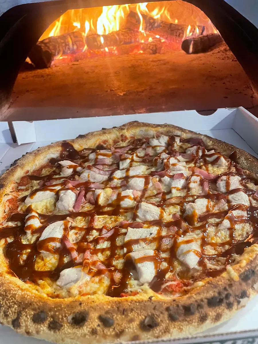 Pizza barbacoa en pizzería de Vilanova i la Geltrú
