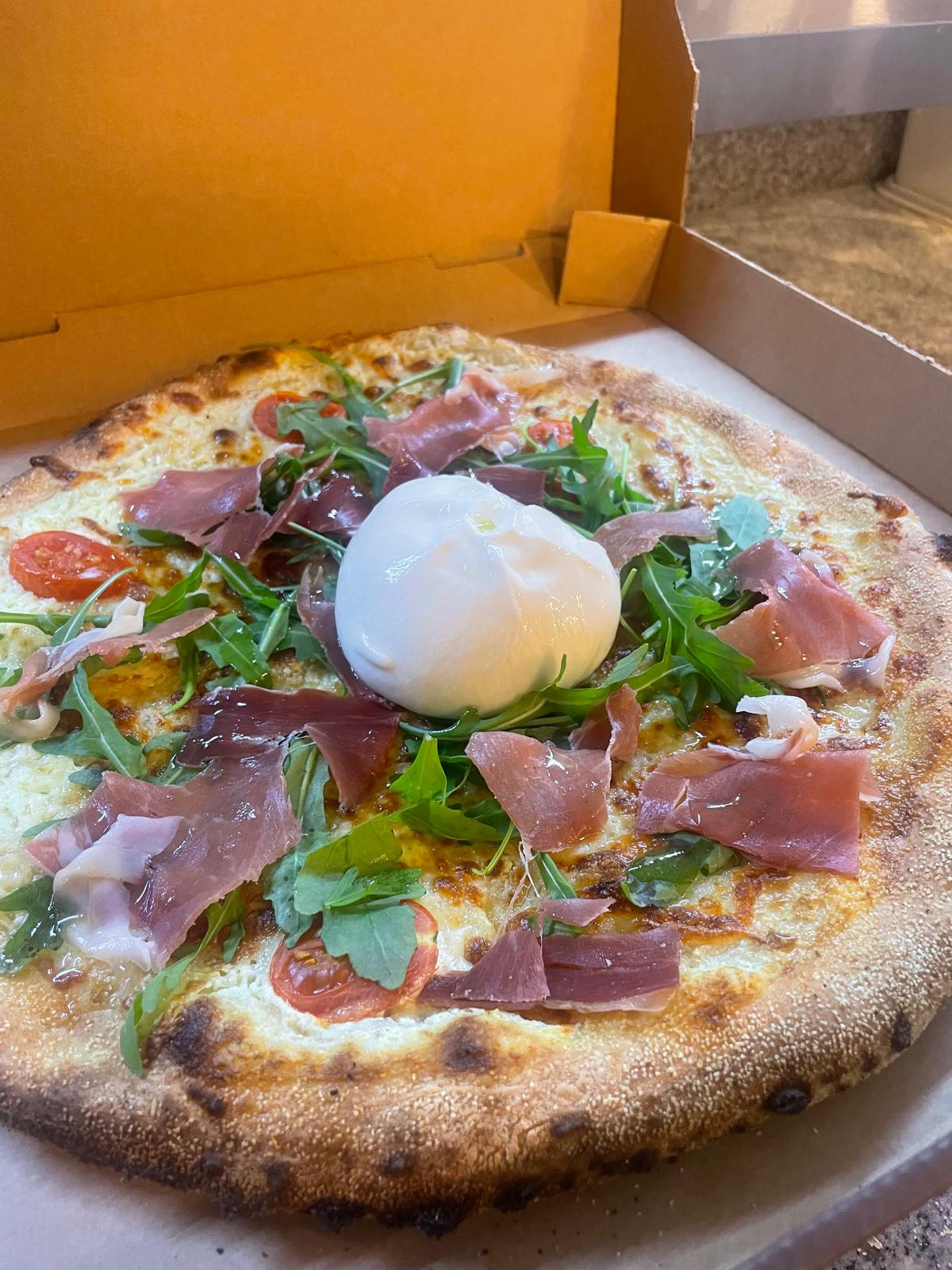 Pizza burrata en pizzería de Vilanova i la Geltrú