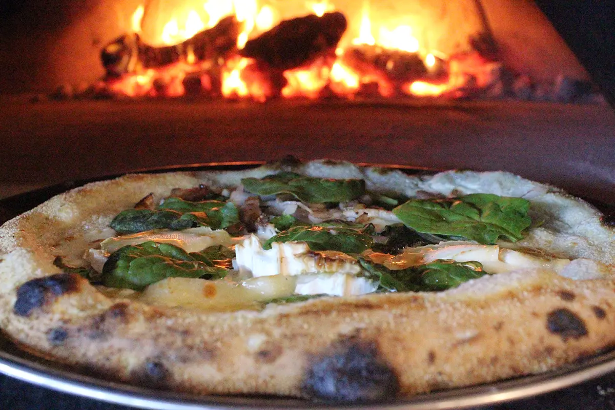 Pizza cabra verde en pizzería de Vilanova i la Geltrú