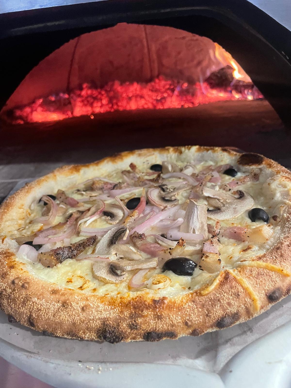 Pizza carbonara en pizzería de Vilanova i la Geltrú