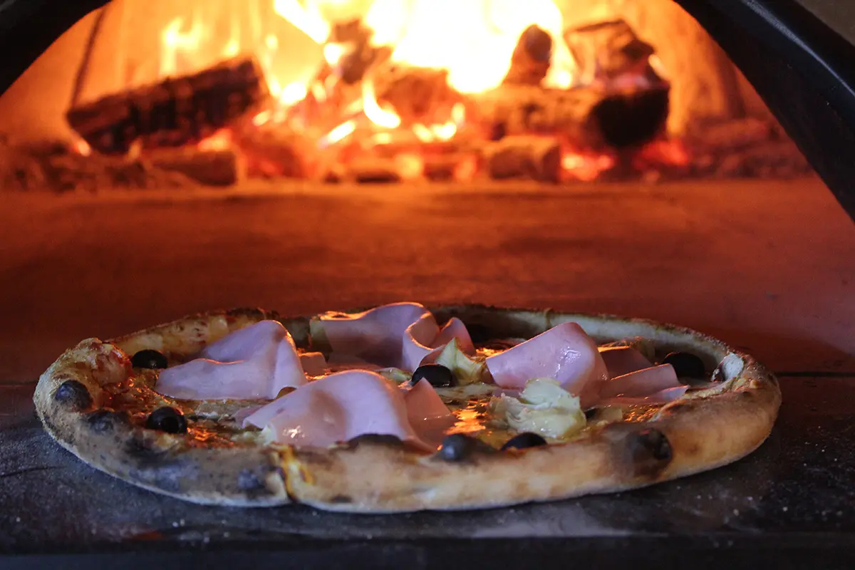 Pizza cuatro estaciones en pizzería de Vilanova