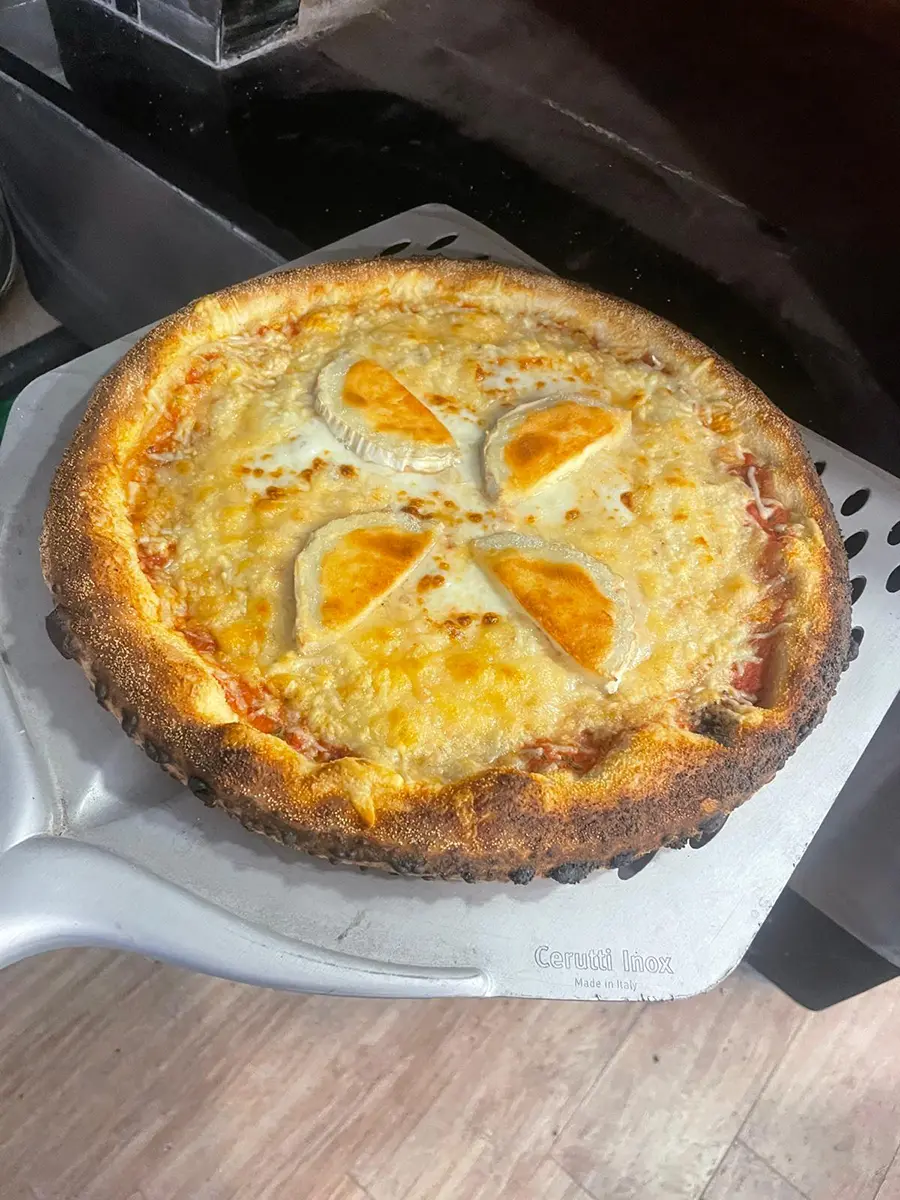 Pizza cuatro quesos en pizzería de Vilanova i la Geltrú