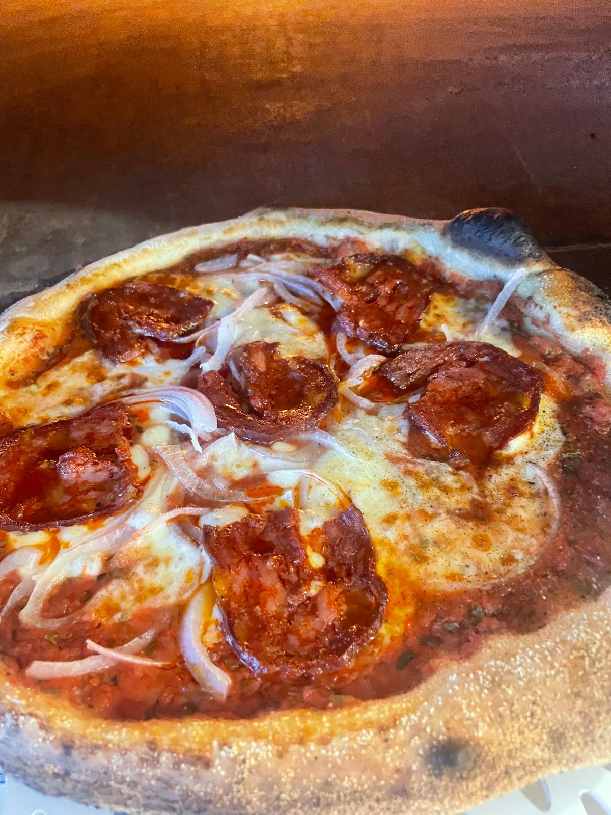 Pizza diavola picante en pizzería de Vilanova