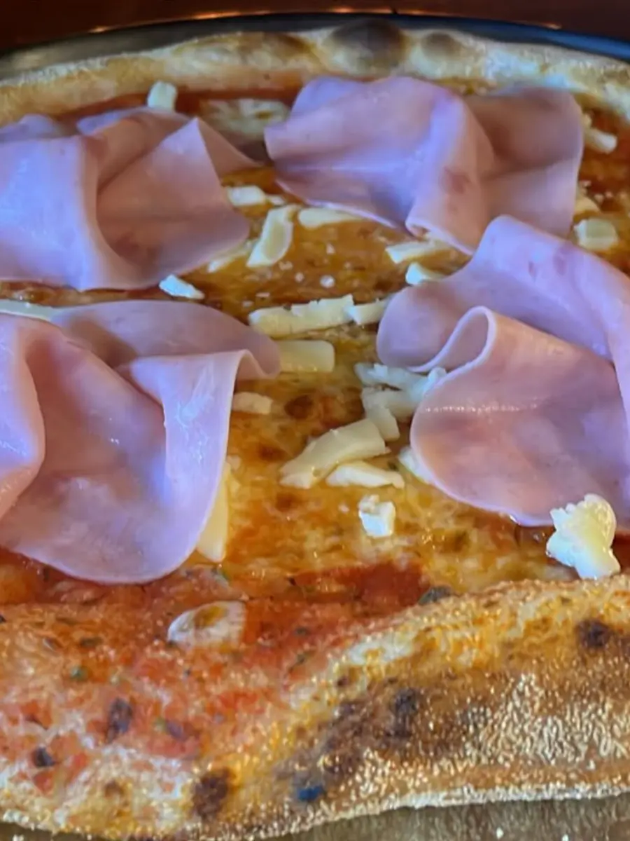 Pizza jamón y queso en pizzería de Vilanova
