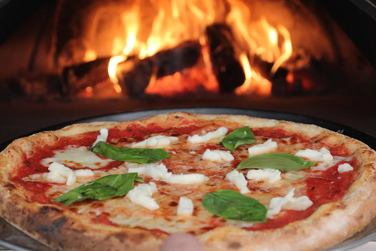 Pizza margarita napolitana en Vilanova i la Geltrú