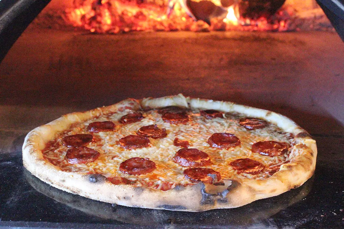 Pizza pepperoni en pizzería de Vilanova