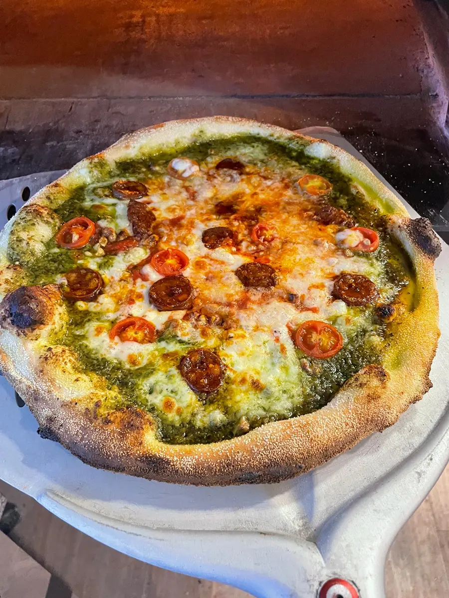 Pizza pesto en pizzería de Vilanova i la Geltrú