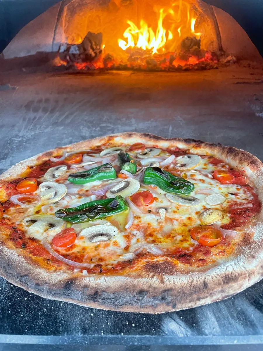 Pizza vegetariana en pizzería de Vilanova i la Geltrú